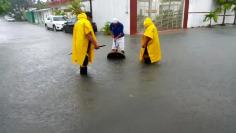 Protección Civil y Seguridad atienden encharcamientos en Chetumal