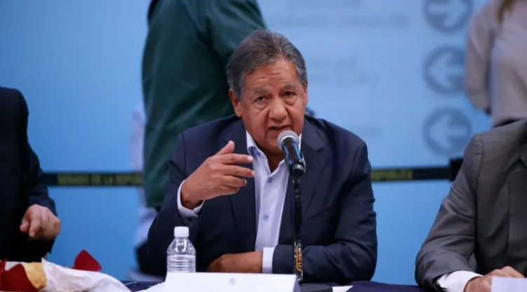 Higinio Martínez lanza advertencia a compañeros de no abusar del fuero.