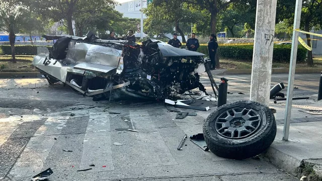 Cybertruck Tesla es destrozada tras accidente