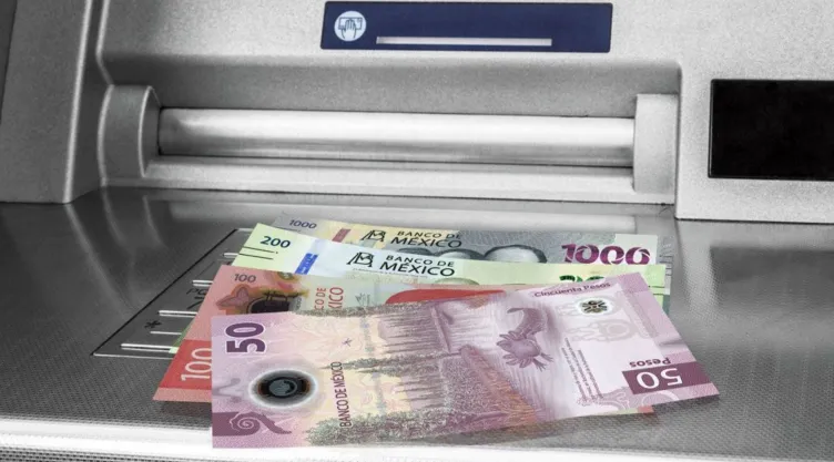 Billetes mexicanos en un cajero automático
