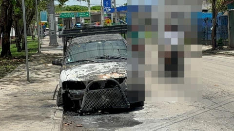 Camioneta se incendia tras salir de la gasolina y esto pasó