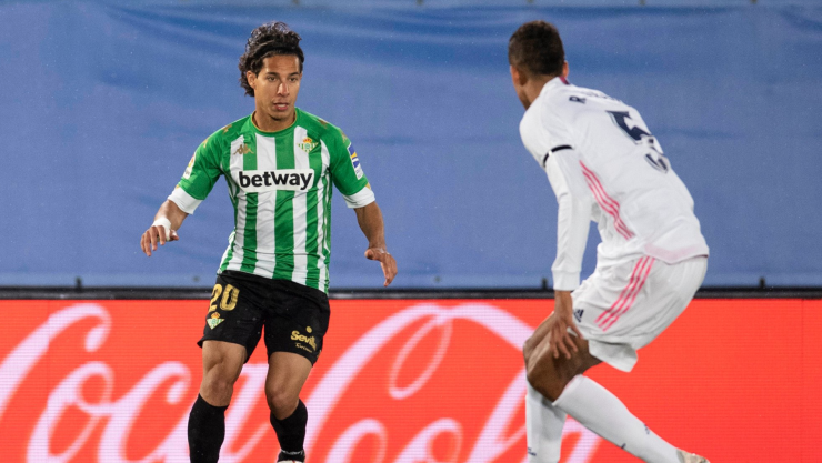 Diego Lainez clava t&uacute;nel sobre Casemiro