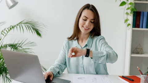 Una mujer mira su reloj de mano
