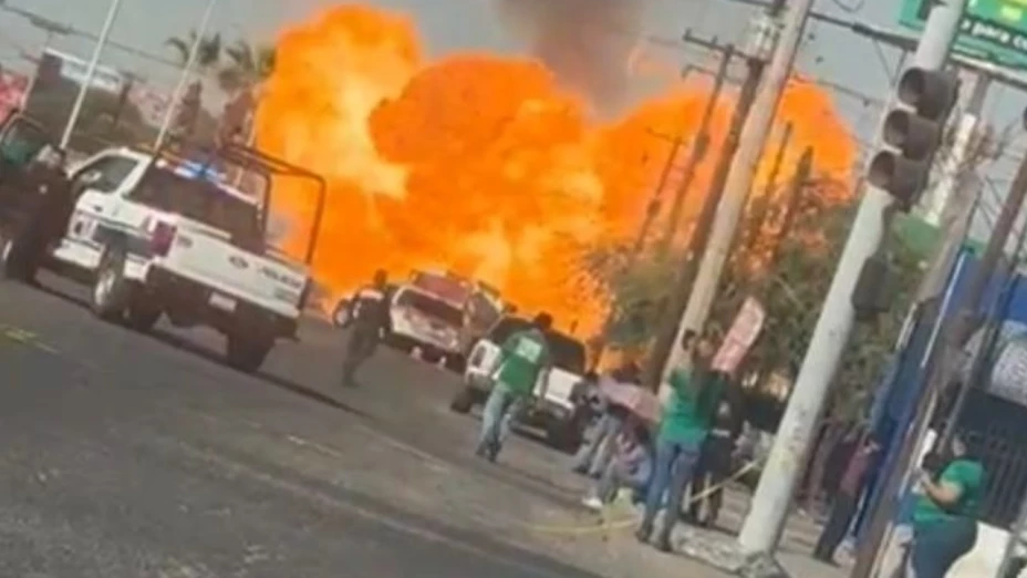 ¡Pánico en Mexicali! Camión con tanques de gas explota en pleno bulevar