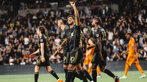Carlos Vela celebra un gol con el LAFC