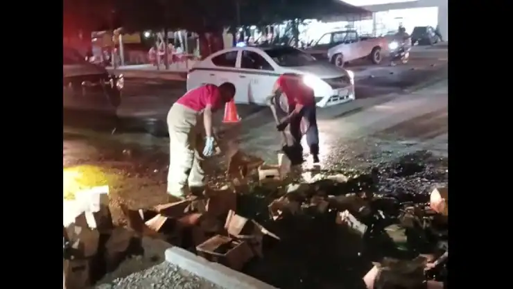 ¿Hubo rapiña_ Camioneta se voltea y deja caer cervezas en avenida Lankin.jpg