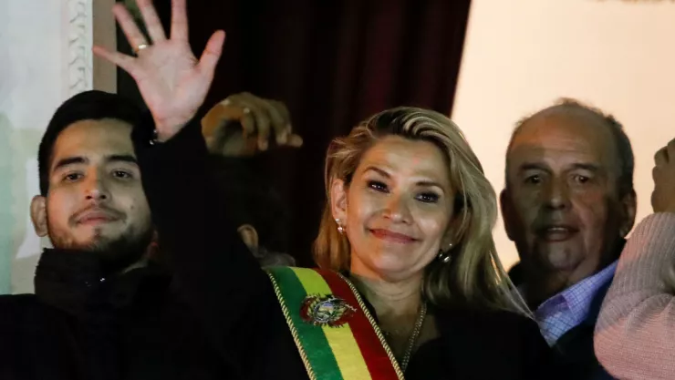 La senadora boliviana Jeanine Añez hace un gesto después de declararse presidenta interina de Bolivia, en el balcón del Palacio Presidencial, en La Paz, Bolivia. Imagen, Reuters.