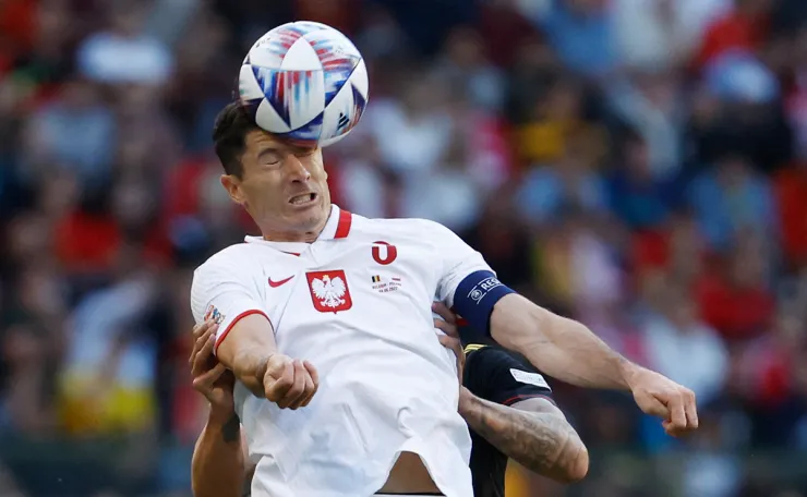 Robert Lewandowski remata de cabeza ante Bélgica