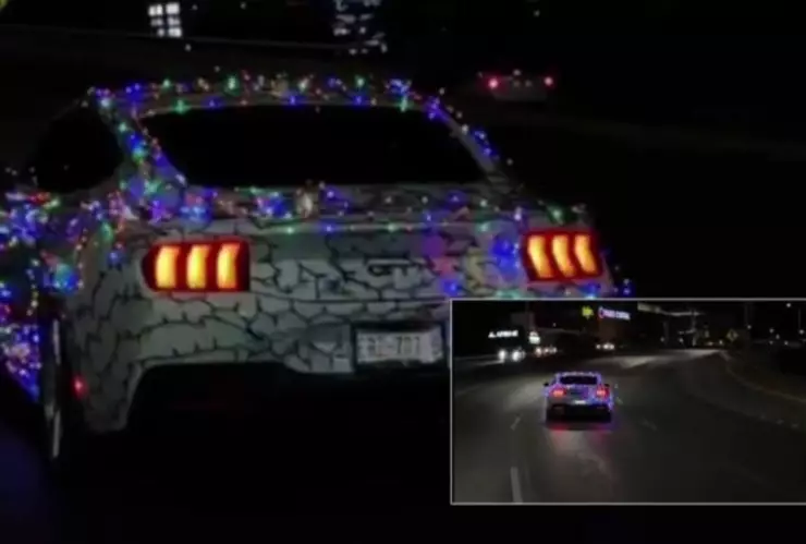 Navidad sobre ruedas: Mustang iluminado recorre el Periférico de la Juventud