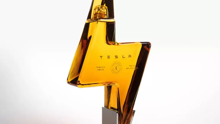 Tesla lanza tequila por 250 dólares, se agota en horas