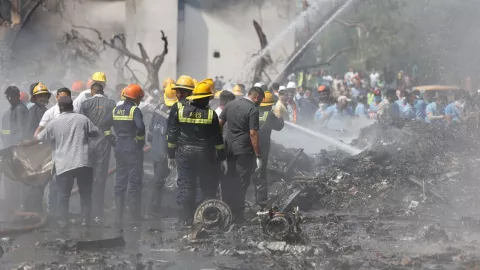 Accidente de avión deja decenas de muertos