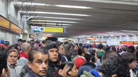 Metro CDMX hoy 1 abril 2025: Saturada Línea 7 y andenes llenos en el Metrobús