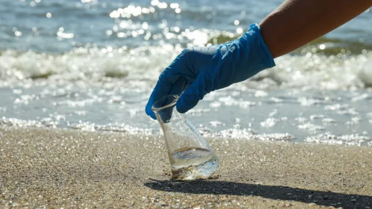 Qué pasa si nadas en una playa contaminada