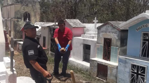 Aparece presunta brujería en panteón de Tecoh (FOTOS)