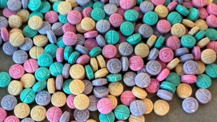 DEA lanza alerta por fentanilo arcoíris