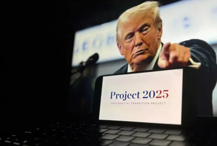 Imagen del expresidente Donald Trump detrás de un cartel del Proyecto 2025.