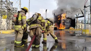 Bomberos trabajando para apagar el fuego en la subestación de la CFE que causo el apagón en Monterrey.