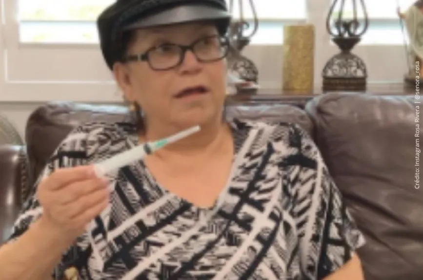 Doña Rosa Rivera con jeringa en mano..jpg