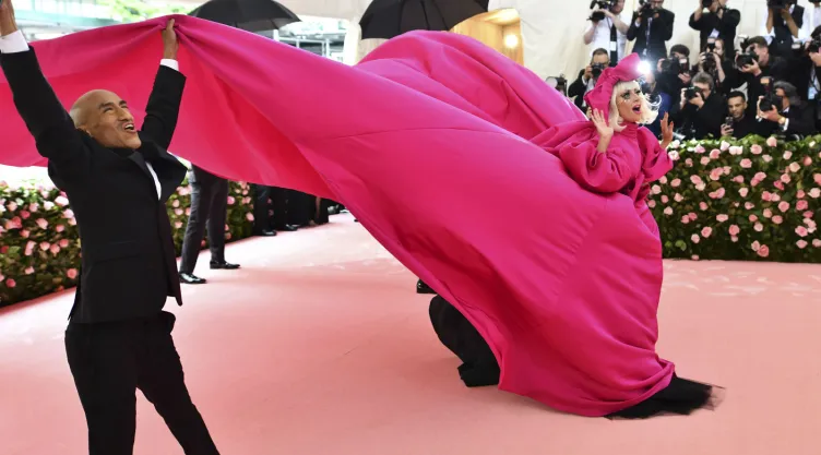 Lady Gaga llega a la gala benéfica del Instituto del Vestido del Museo Metropolitano de Arte para celebrar la inauguración de la exposición “Camp: Notes on Fashion” el lunes 6 de mayo de 2019 en Nueva York. Imagen, AP.