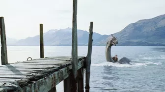 Escena de la película ‘Mi Mascota es un Monstruo’ (The Water Horse: Legend Of The Deep) con Alex Etel como Angus MacMorrow por Azteca 7.