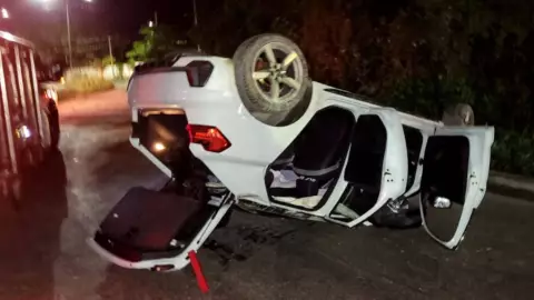 Volcadura de coche en Av. Rancho Viejo en la madrugada de hoy en Cancún; conductor huyó del lugar.jpg