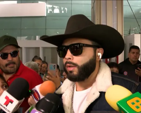 ¿Leonardo Aguilar porta armas El cantante es inspeccionado durante su llegada a la CDMX