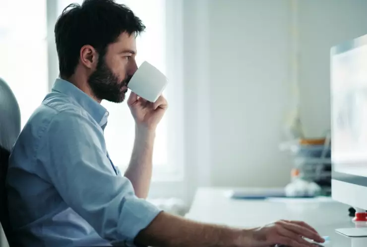 Confirmado: Esto pasa si tomas café y pasas mucho tiempo sentado