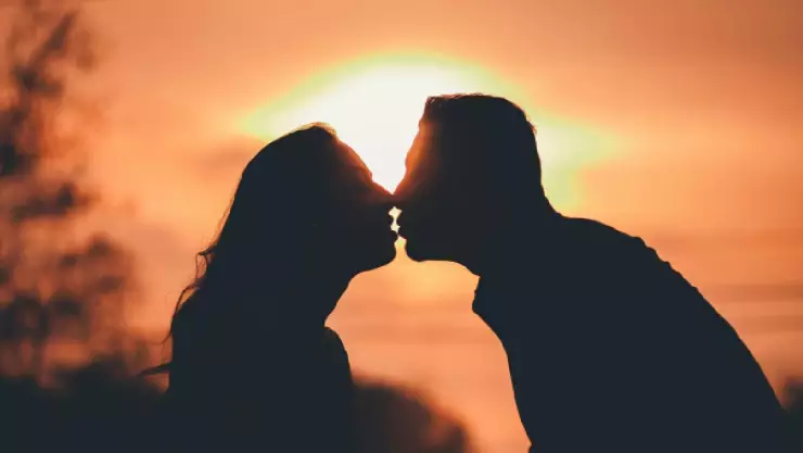 ¿Reducen el estrés? Estos son los 5 beneficios de los besos