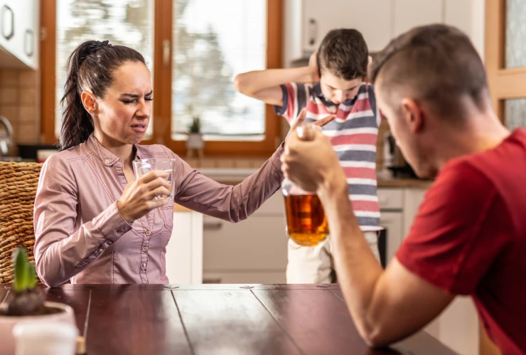 Alcohol hace que las personas sean más propensas a dañar a otros
