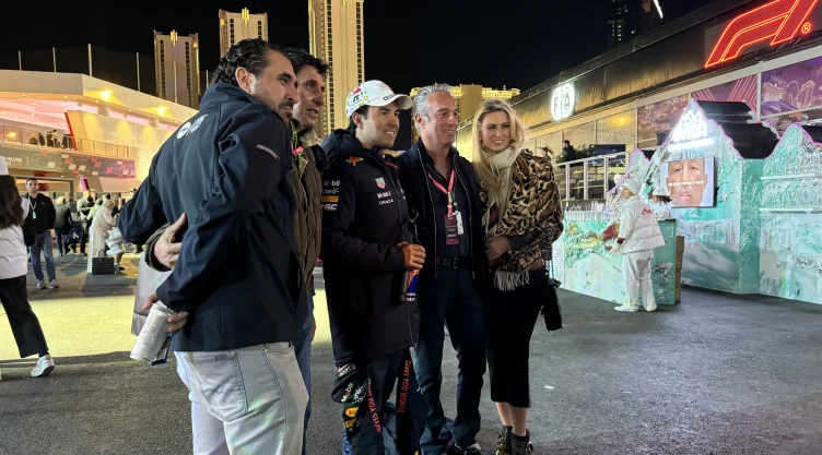 Checo Pérez, Carlos Slim Domit, y amigos, se toman una foto en Las Vegas.jpg