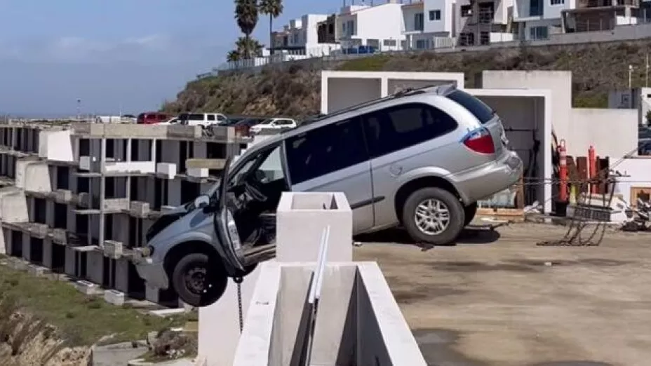 Captan vehículo a punto de caer en Playas de Tijuana este sábado 15 de marzo