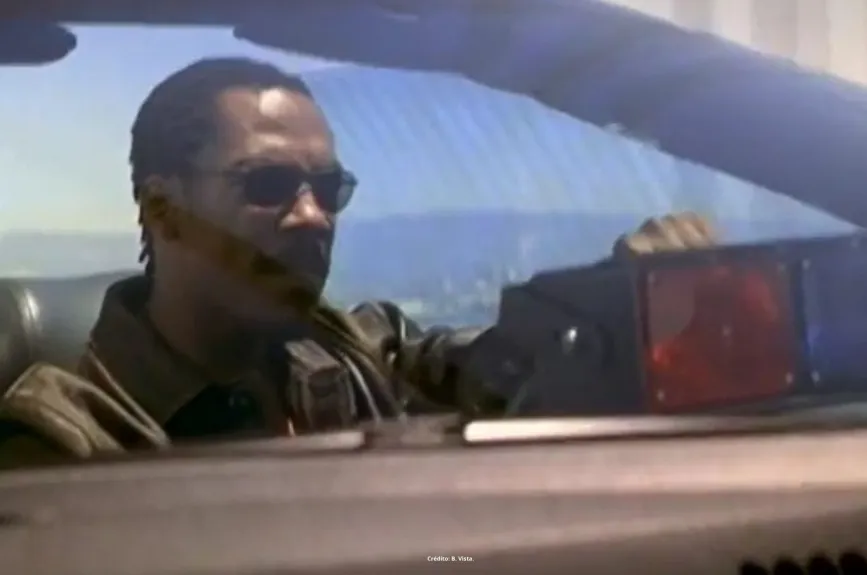 Te contamos por qué a Eddie Murphy lo atraparon con una chica trans y qué hacía con ella. (Escenas de la película ‘El negociador’ por Azteca 7)