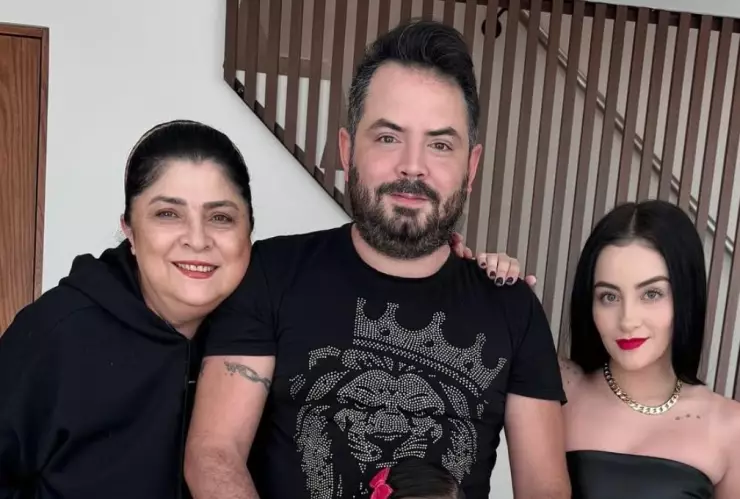 José Eduardo Derbez no le cede el asiento a su esposa; así reaccionó Paola Dalay