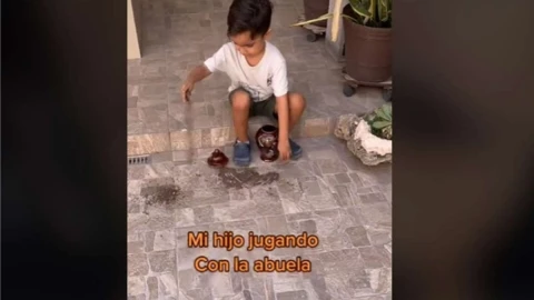 menor juega cenizas abuela