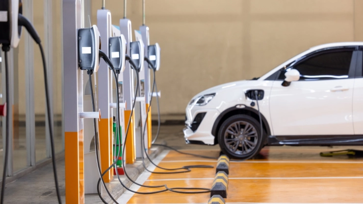 Auto eléctrico recargándose en Texas