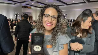 Empleada de TV Azteca sonriendo en la entrega del galardón “Vida y Movimiento”.