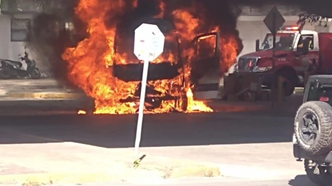 Se incendia camioneta de paquetería en Playa del Carmen