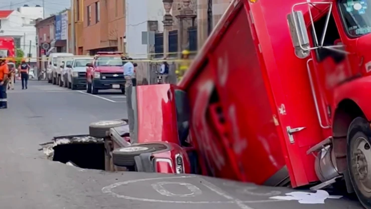 Se abre socavón gigante en el centro de Irapuato, Guanajuato