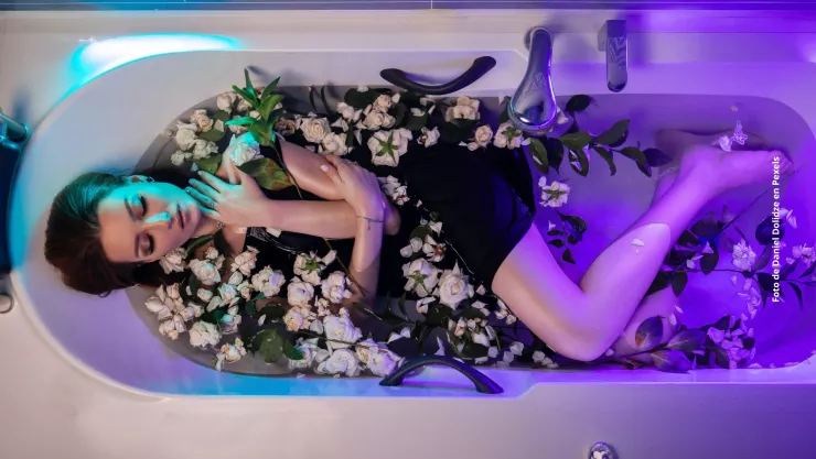 ¿Cómo hacer un baño de flores para atraer el amor?