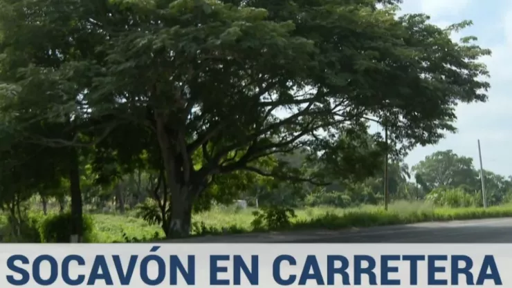 socavón en carretera costera 180