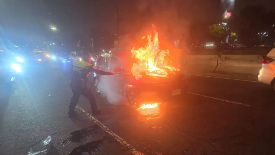 Auto explota en Calzada Zaragoza tras estallido de motor; policías apagan fuego