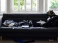Su sillón siempre tiene cosas encima.