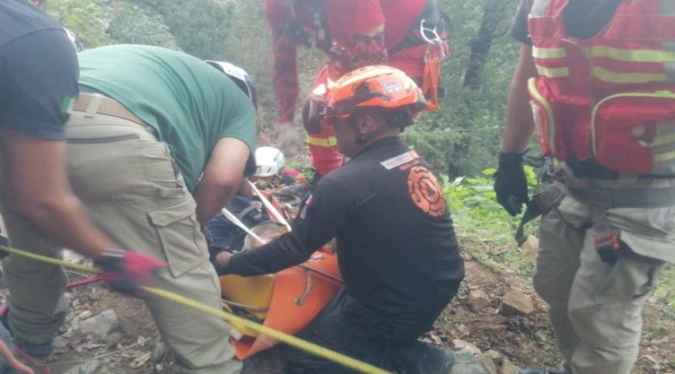 Aparatoso accidente: Dos personas cayeron de un barranco de 150 metros en Montemorelos, Nuevo León