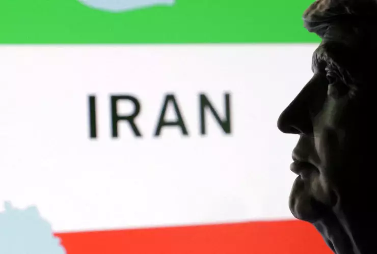 Perfil de figura de Trump sobre mapa de Irán.