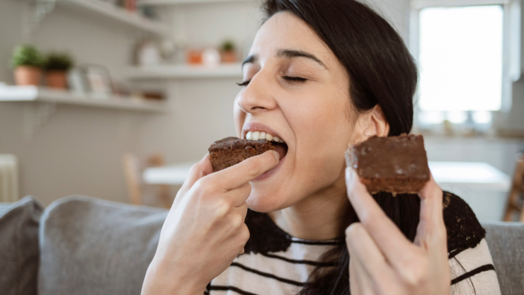 La razón por las que mujeres comen más dulces durante su periodo