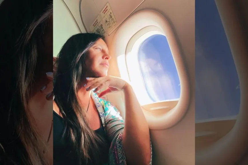 Karla viajando en avión.jpg