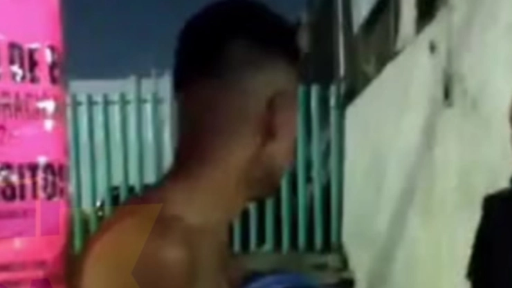 Habitantes Ecatepec desvisten y amarran a poste a presunto ladrón