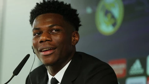 Aur&eacute;lien Tchouam&eacute;ni en conferencia de prensa de su presentaci&oacute;n con el Real Madrid