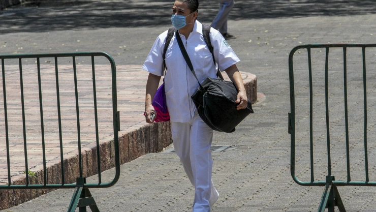 Enfermero en el Complejo Cultural de los Pinos