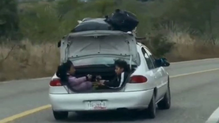 Video-captan-a-niñas-viajando-en-cajuela-de-un-auto-en-Puebla-que-sucedió